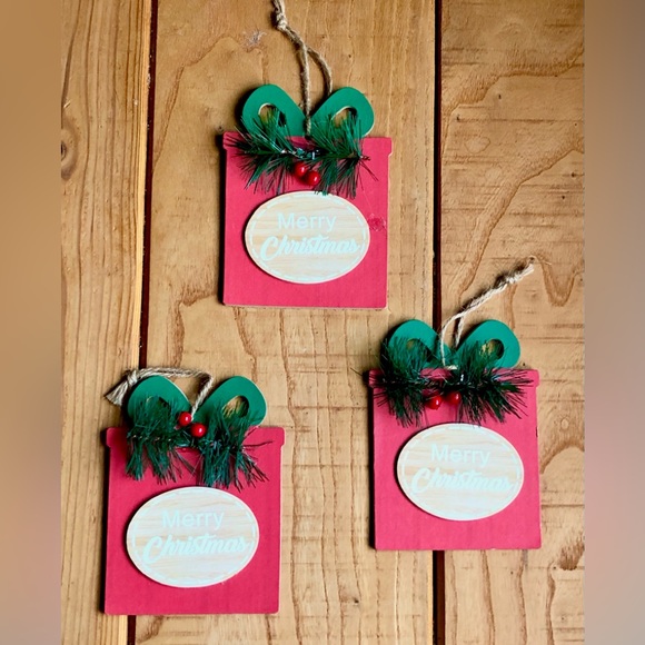 Merry Christmas Gifts Red Green w/ Bows Pine Berries Ornament Set 3 NWOT Rustic - Picture 1 of 2
